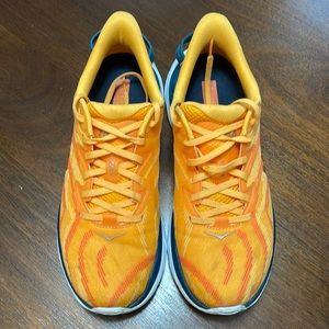 Woman’s Hoka Shoes sz 9